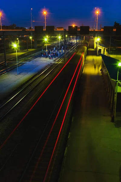 Les gens attendent le train à la gare de banlieue — Photo