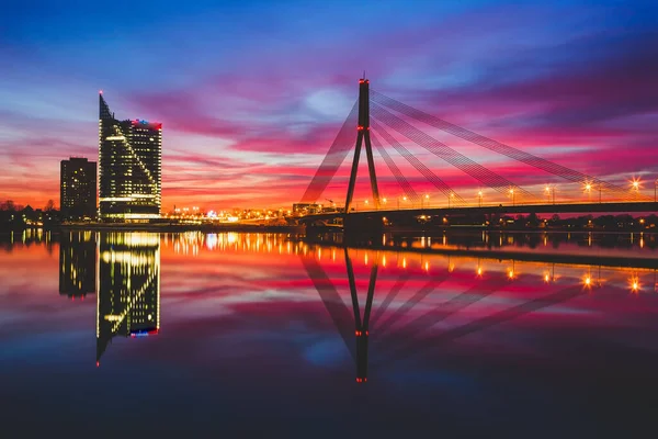 Zonsondergang op de rivier de Daugava in Riga — Stockfoto