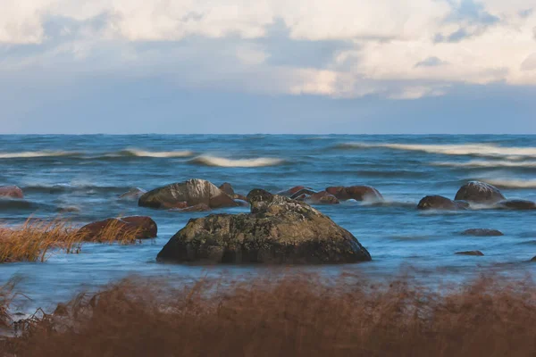 Weather on a Baltic sea in autumn - waves, wind and storm — Stock Photo, Image