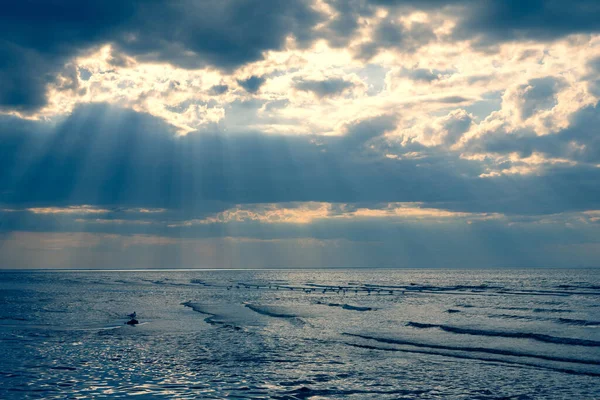 Raggi Del Sole Estivo Attraverso Nuvole Sul Blu Del Mar — Foto Stock