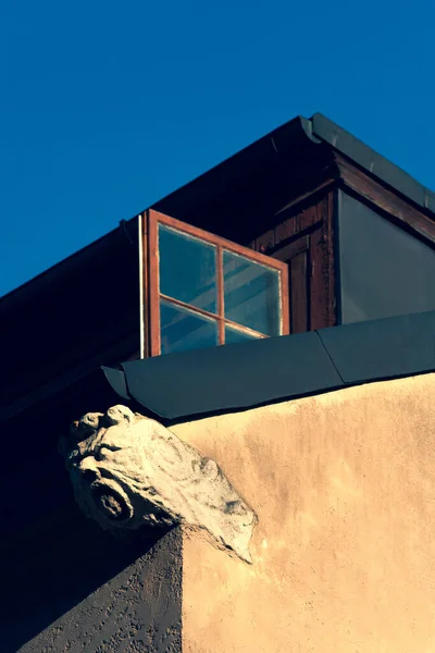 Фрагмент Стены Барельефом Чердак Открытым Окном Голубое Небо Старой Риге — стоковое фото