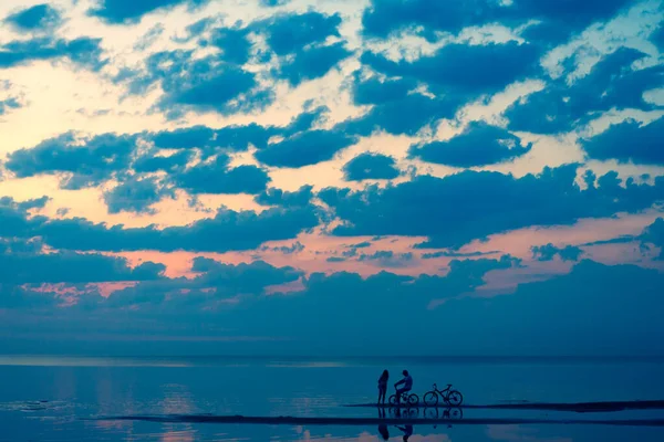 Bisikletli Bir Çift Gün Batımında Bir Gün Geçirmek Için Jurmala — Stok fotoğraf