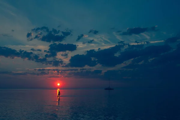 Pôr Sol Praia Areia Mar Báltico Jurmala Verão Com Iate — Fotografia de Stock