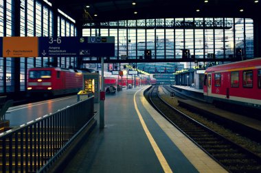 Berlin 'de trenleri olan tren istasyonu