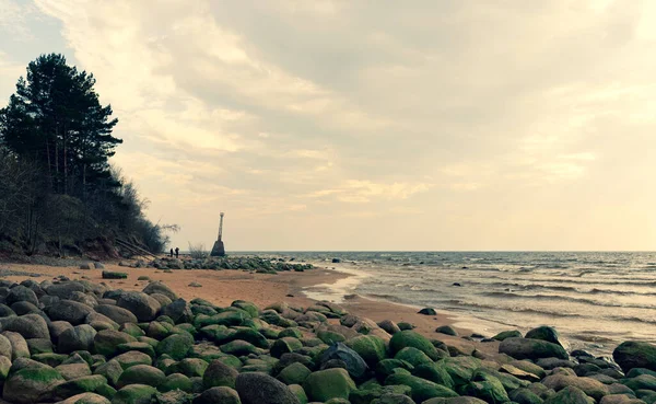 Starý maják na pobřeží Baltského moře na jaře — Stock fotografie