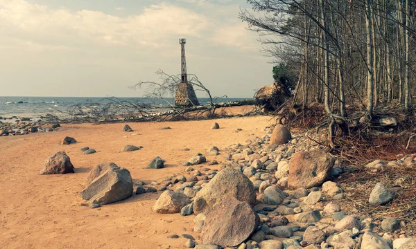 Baharda Baltık kıyısında eski bir deniz feneri — Stok fotoğraf