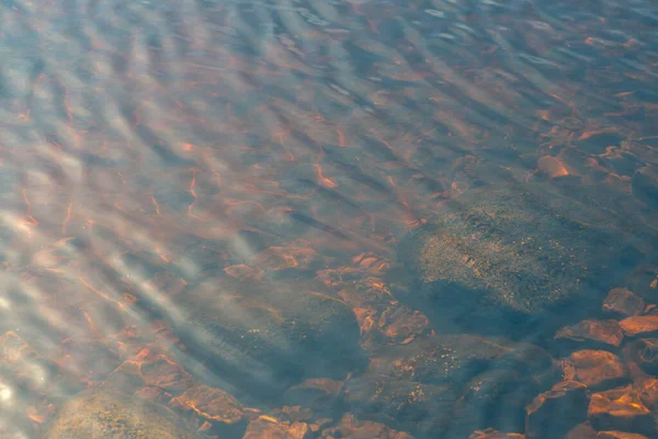 Deslumbramiento del sol y olas en el fondo del río — Foto de Stock