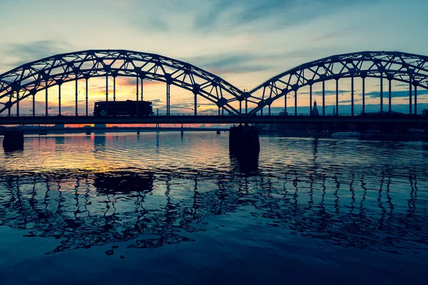 Spoorbrug Met Diesel Reflectie Daugava Rivier Riga Bij Zonsondergang Zomer — Stockfoto