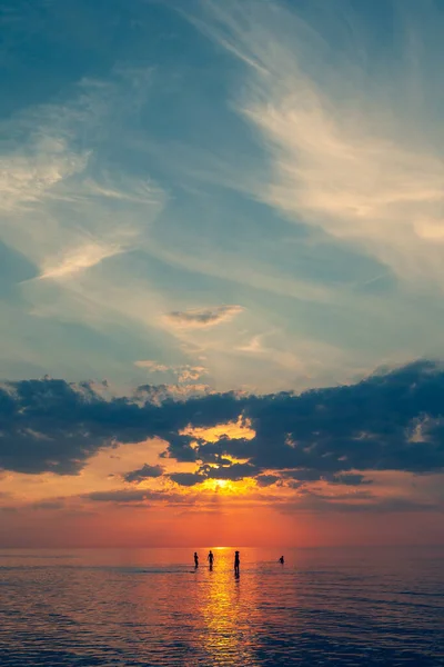 Los Turistas Nadan Jurmala Mar Báltico Atardecer Con Hermosas Nubes — Foto de Stock