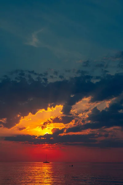 Vacanzieri Nuotano Jurmala Sul Mar Baltico Tramonto Con Bellissime Nuvole — Foto Stock