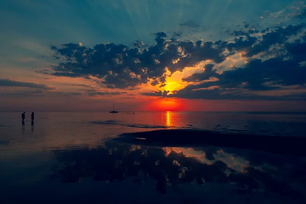 Los Turistas Nadan Jurmala Mar Báltico Atardecer Con Hermosas Nubes — Foto de Stock