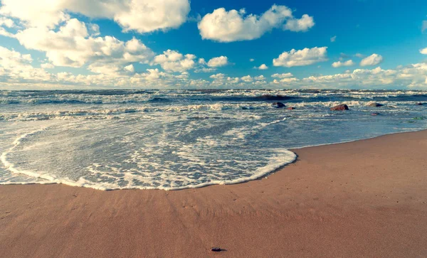 Storm Sandstranden Östersjön Solig Dag Med Moln Blå Himmel Grekland — Stockfoto