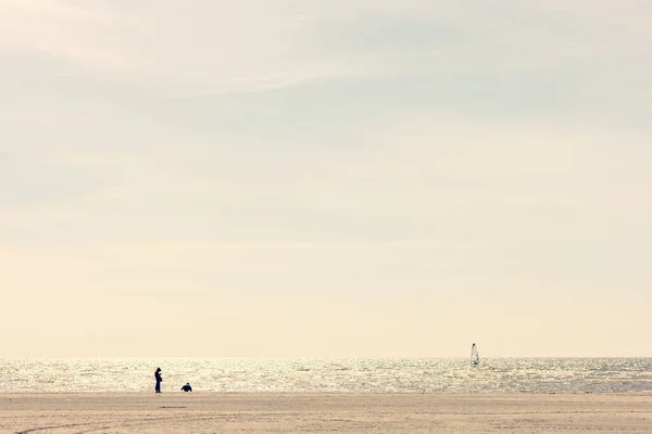 Personne Seule Sur Plage Dessus Mer Promenades Printanières Par Une — Photo