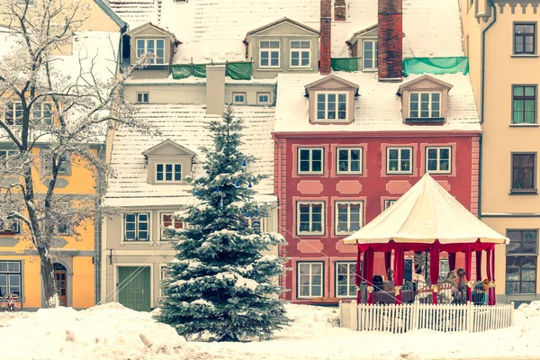 Kerst Dennenboom Heldere Carrousel Tegen Achtergrond Van Oude Gebouwen Livov — Stockfoto