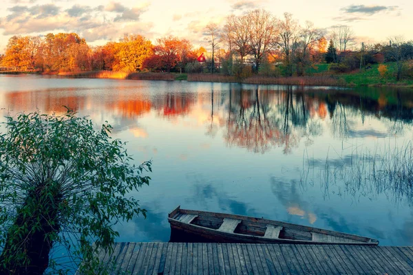 Autumn Evening Lake Wooden Boat Pier Background Forest Country Houses — Stock Photo, Image