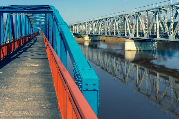 Wiosenny Słoneczny Dzień Mosty Dla Pieszych Kolejowych Nad Rzeką Carnikava — Zdjęcie stockowe