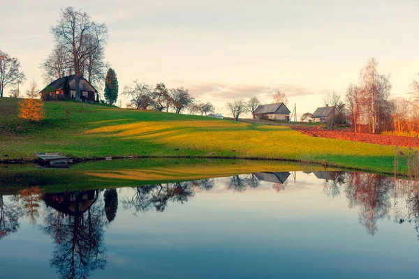 Una Casa Rurale Sorge Una Collina Vicino Lago Con Riflesso — Foto Stock