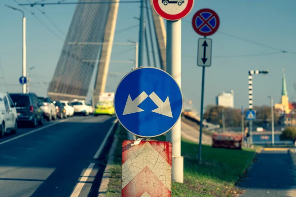 Znaki Drogowe Strzałkami Ulicy Pobliżu Mostu Rydze Godzinach Szczytu Łotwa — Zdjęcie stockowe