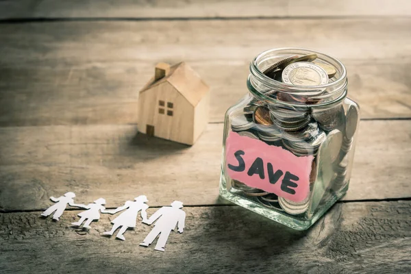 Familie spart Geld für Hauskauf — Stockfoto
