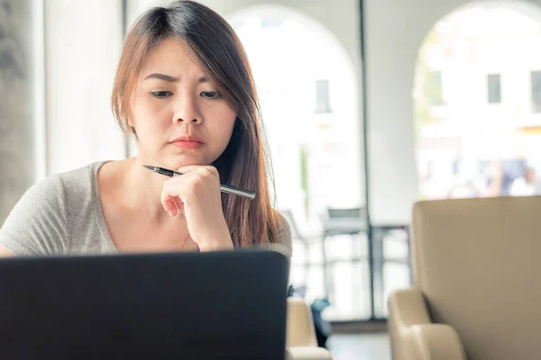 Asiatisk kvinna med laptop — Stockfoto