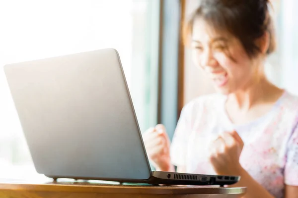 Asiatisk tjej med laptop — Stockfoto