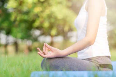Kız yapmak yoga poz parkta