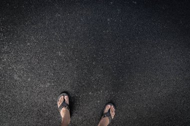 Asfalt yolda Peep ayak. 