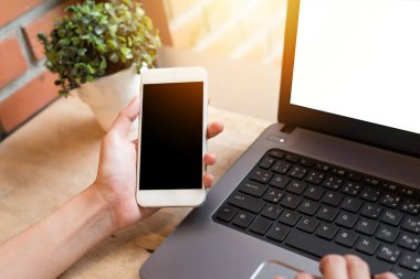 Boş ekran mobil akıllı telefon tutan el 