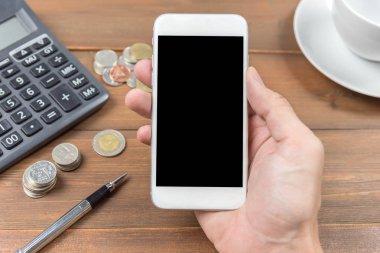 Cep telefonu ile boş perde boşaltmak için tutan el