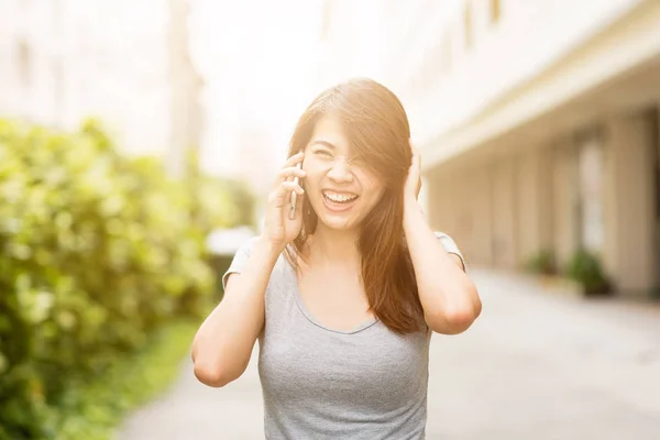 Mujer asiática sonrisa y risa mientras habla en el teléfono inteligente — Foto de Stock