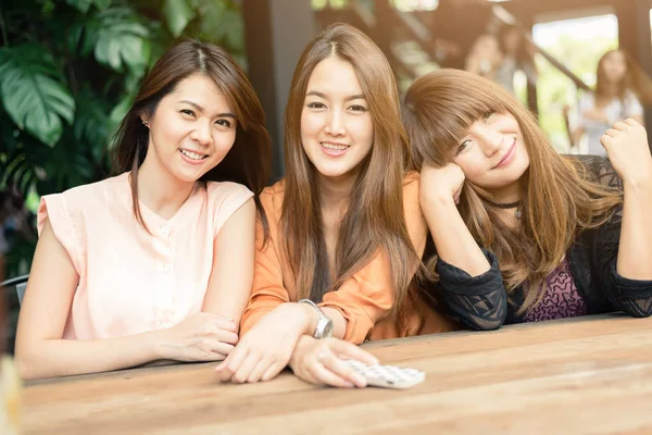 Três menina asiática sorrir e rir juntos. Conceito de amizade — Fotografia de Stock