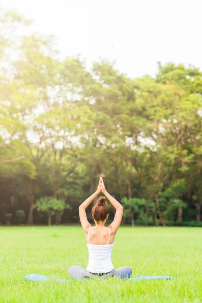 Chica hacer yoga pose en el parque — Foto de Stock