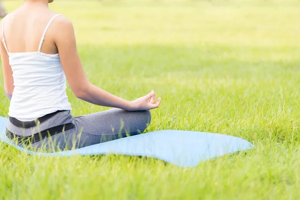 Chica hacer yoga pose en el parque — Foto de Stock