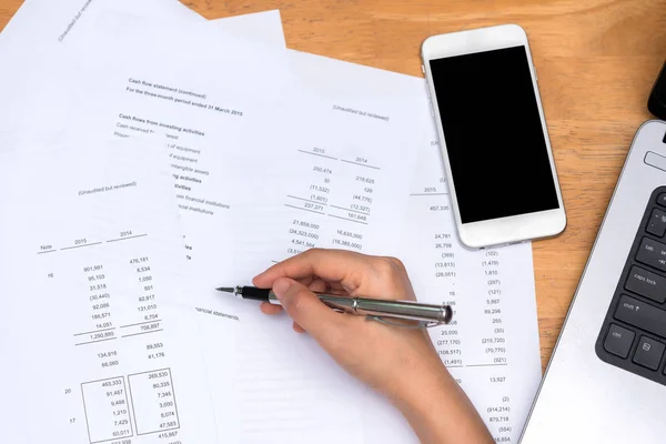 Hand werken met financiële papier — Stockfoto