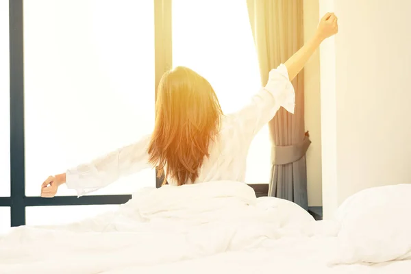 Frau dehnt sich im Bett — Stockfoto