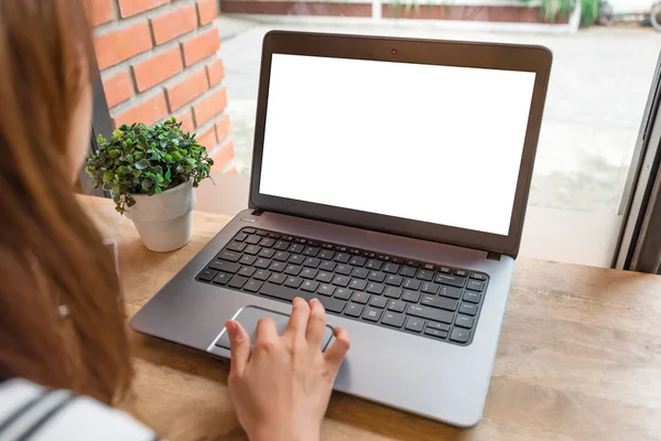 Hand använda laptop med blank skärm på bord — Stockfoto