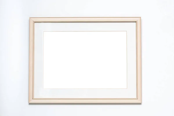 Beyaz duvardaki boş resim çerçevesi