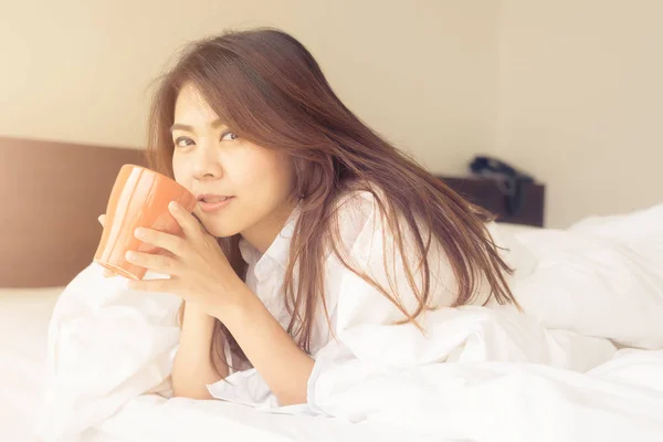 Asiatico donna sorriso mentre bere caffè in mattina — Foto Stock