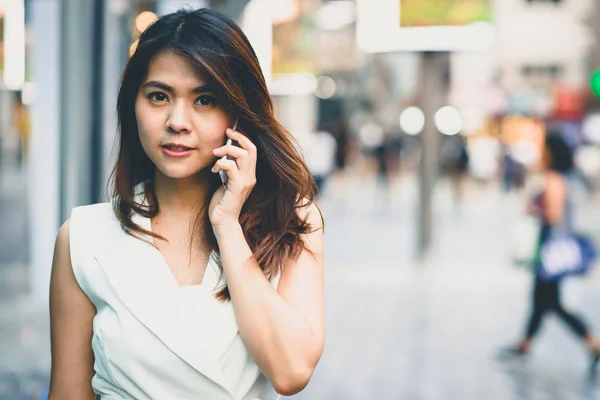 Mulher asiática falar com smartphone — Fotografia de Stock