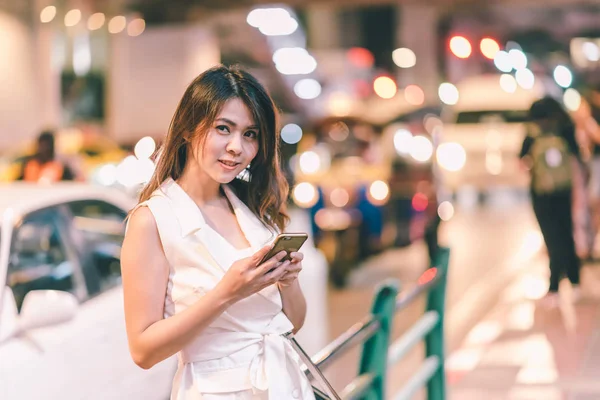 Mulher asiática usando smartphone ao ar livre — Fotografia de Stock