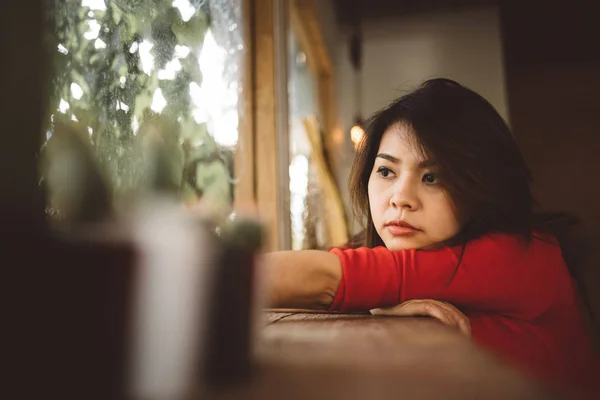 孤独な若いアジア女性 — ストック写真