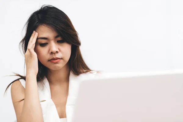 Hermosa mujer de negocios asiática cansada del trabajo — Foto de Stock