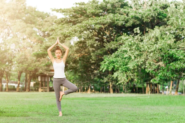 Chica hacer yoga pose en el parque — Foto de Stock