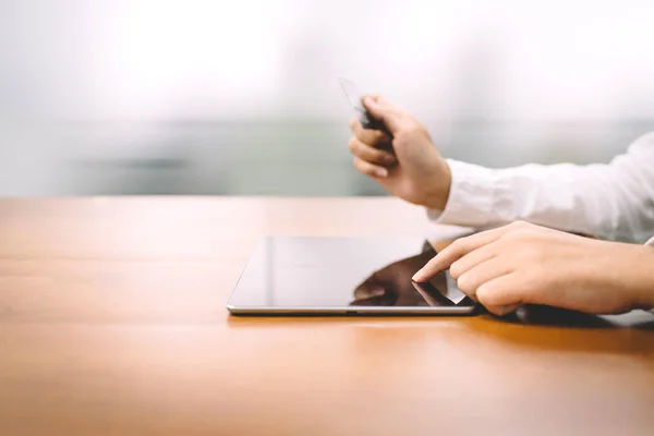 Mujer mano usando tableta y tarjeta de crédito — Foto de Stock