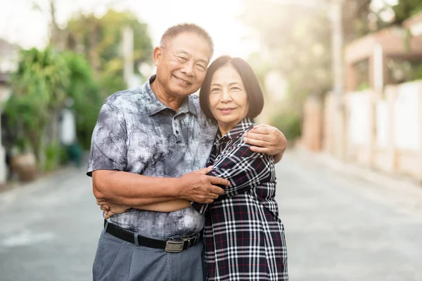 Feliz senior asiático pareja al aire libre —  Fotos de Stock