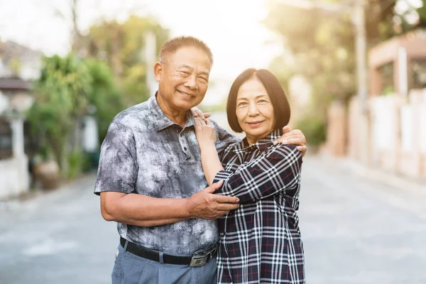 Щаслива старший азіатська пара відкритий — стокове фото