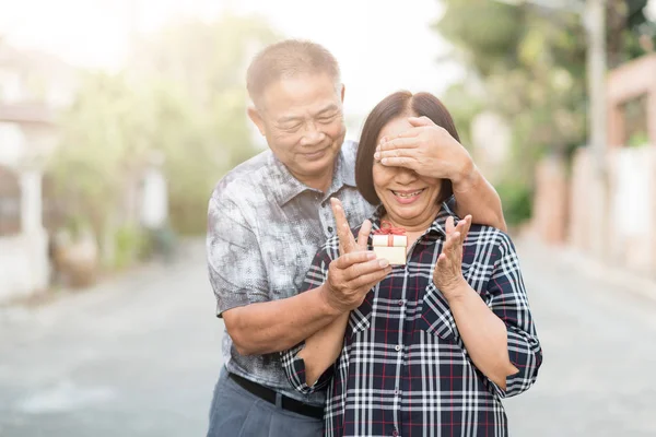 Senior Asiático homem surpresa com caixa de presente . — Fotografia de Stock