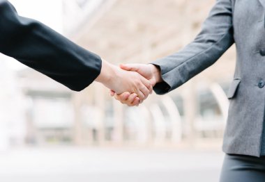 İşkadını el sıkışma açık