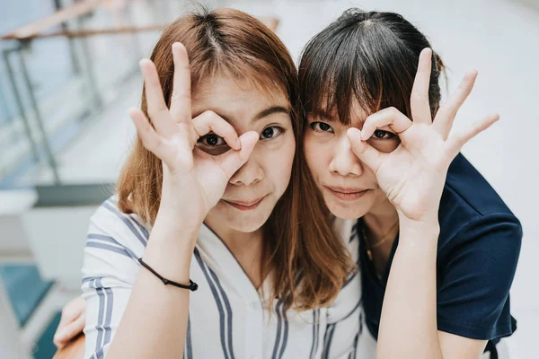 Duas belas meninas asiáticas felizes amigos se divertindo juntos — Fotografia de Stock