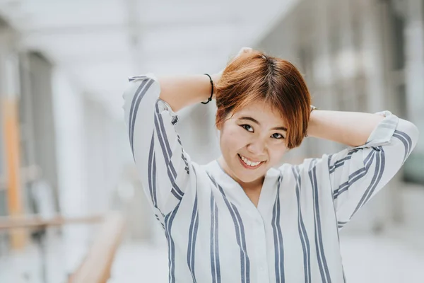 Jovem feliz menina asiática sorrindo interior — Fotografia de Stock